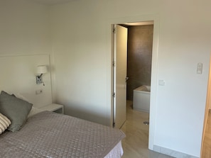 2 habitaciones, tabla de planchar con plancha, wifi y ropa de cama