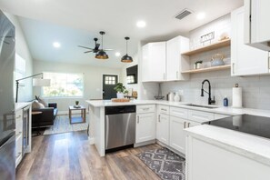 Fridge, microwave, oven, stovetop - ST Urban Oasis heated pool (St. Petersburg)