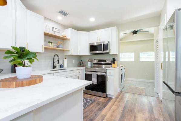 Køleskab, mikrobølgeovn, ovn, kogeplade