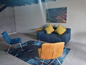 32-inch flat-screen TV with digital channels, TV - Wisteria Lane Guesthouse (Tsantsabane)