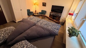 A bedroom with a bed, a TV, a wardrobe, a desk, and a chair. - Hummelglück - Holiday apartment with terrace, close to Hamburg (Bendestorf)