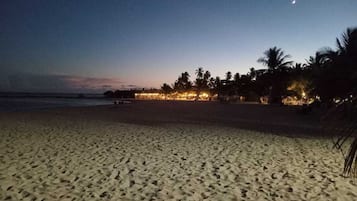 Espreguiçadeiras, toalhas de praia