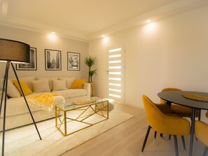 Apartamento Deluxe | Zona de estar | Televisión LED de 45 pulgadas con canales digitales, Netflix