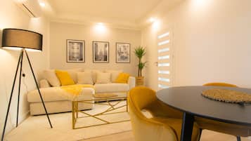 Deluxe-Apartment | Wohnbereich | 45-Zoll-LED-Fernseher mit Digitalempfang, Netflix, Streaming-Dienste