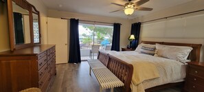 4 habitaciones, escritorio y tabla de planchar con plancha