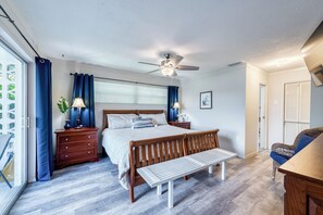 4 bedrooms, desk, iron/ironing board, travel cot