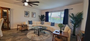 Smart TV - Deep-water canal home- hot tub-billiard room (Cocoa Beach)