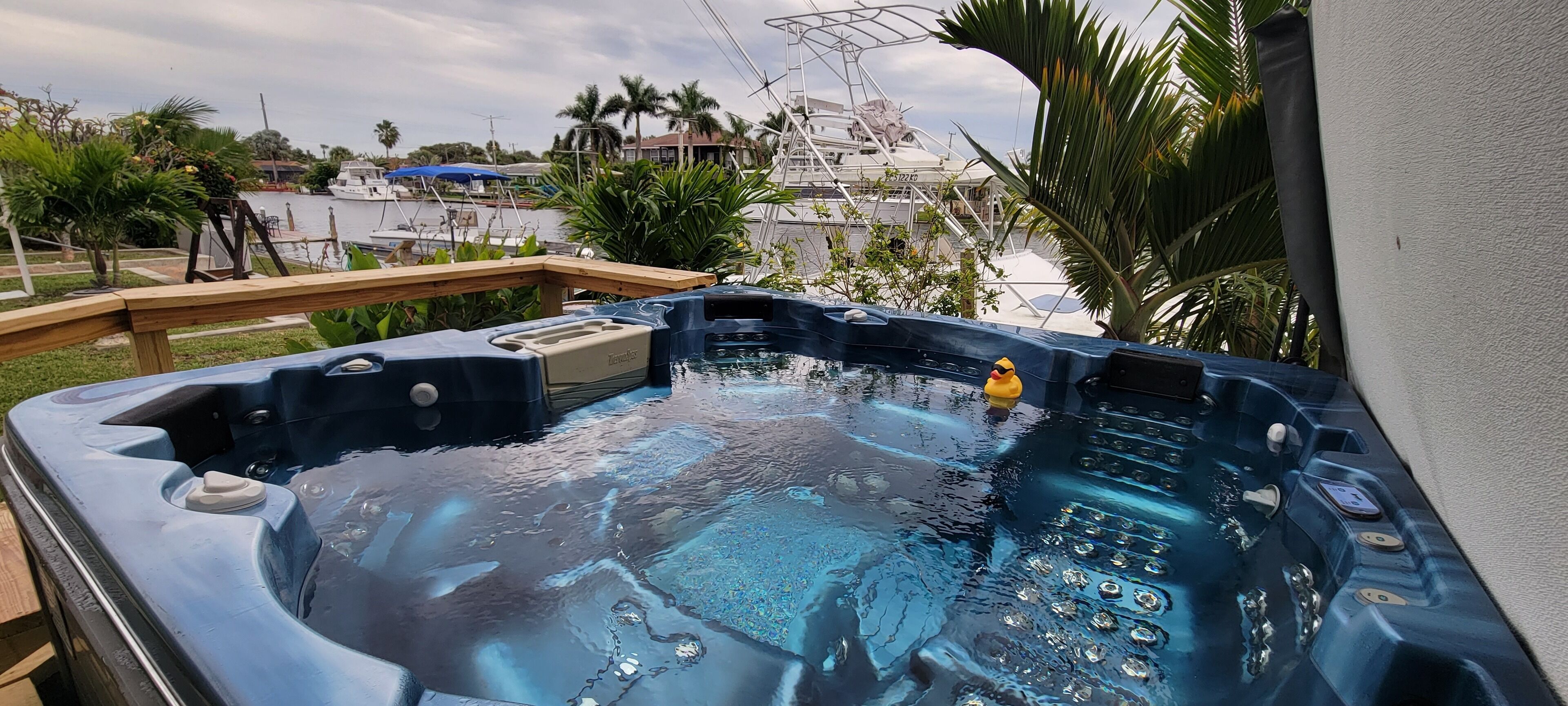Deep-water canal home- hot tub-billiard room
