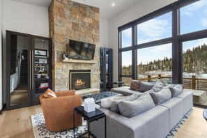 TV, fireplace - Stunning 4 Bedroom in Silverthorne! (Silverthorne)