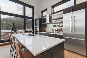 Fridge, microwave, oven, stovetop - Stunning 4 Bedroom in Silverthorne! (Silverthorne)