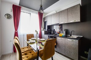 Réfrigérateur, four, plaque de cuisson, cafetière/bouilloire
