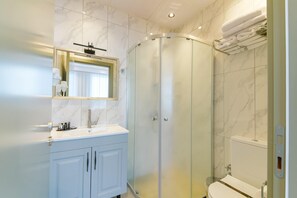 Quarto luxo | Banheiro | Roupões de banho, chinelos, toalhas de banho, sabonete