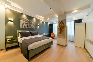 Frigobar, cofres nos quartos, espaço de trabalho para notebook