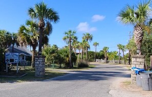 Property grounds - FUN Ground floor condo for 4, steps to beach! (Tybee Island)