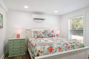 2 bedrooms, iron/ironing board, free WiFi, bed sheets - FUN Ground floor condo for 4, steps to beach! (Tybee Island)