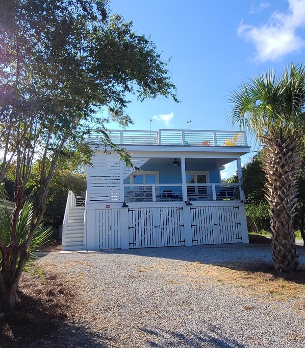 Exterior - Ground Floor Condo for 4, with Rec Room & steps to beach! (Tybee Island)