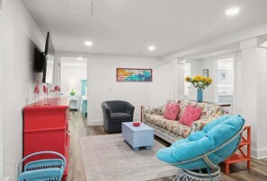 Téléviseur connecté, table de ping-pong, livres