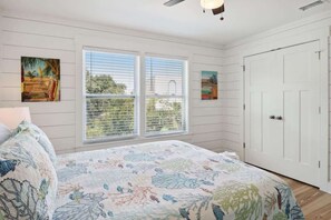 3 bedrooms, iron/ironing board, free WiFi, bed sheets - The Kaleidoscope Top Floor Condo (Tybee Island)
