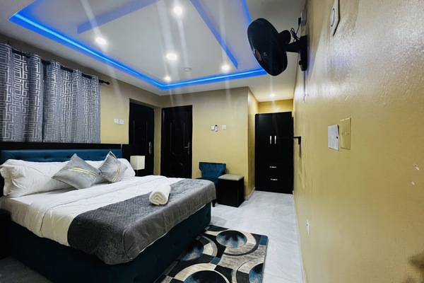 Executive Suite | Desk, laptop workspace, blackout drapes, WiFi (free)