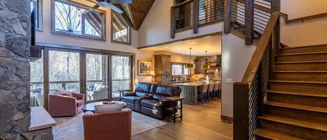 Tv, eldstad, ett bordtennisbord och en stereo