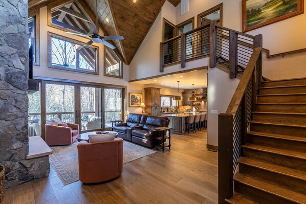 Tv, eldstad, ett bordtennisbord och en stereo