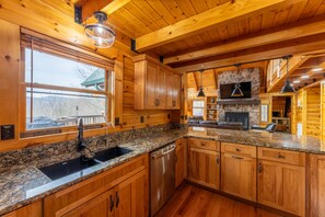 Fridge, microwave, oven, stovetop - West Virginia Luxury Cabin, near Snowshoe, in Beautiful Sunset Mountain Village (Valley Head)