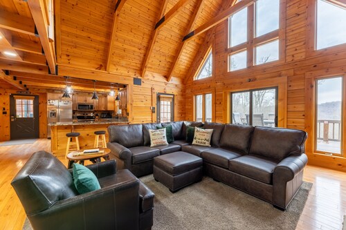 West Virginia Luxury Cabin, near Snowshoe, in Beautiful Sunset Mountain Village