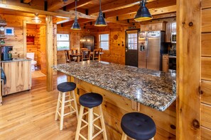 Fridge, microwave, oven, stovetop - West Virginia Luxury Cabin, near Snowshoe, in Beautiful Sunset Mountain Village (Valley Head)