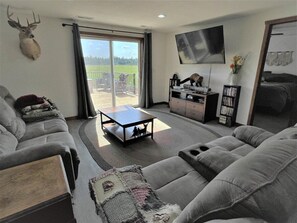 5 bedrooms, free WiFi, bed sheets - The Barndominium - Lots of Space! (Butternut)