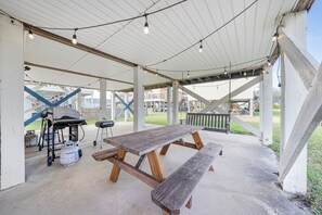 BBQ/picnic area - Come On Back 1 Block to Beach Access (Gulf Shores)