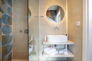 Deluxe-Villa, Meerblick | Badezimmer | Dusche, kostenlose Toilettenartikel, Haartrockner, Handtücher