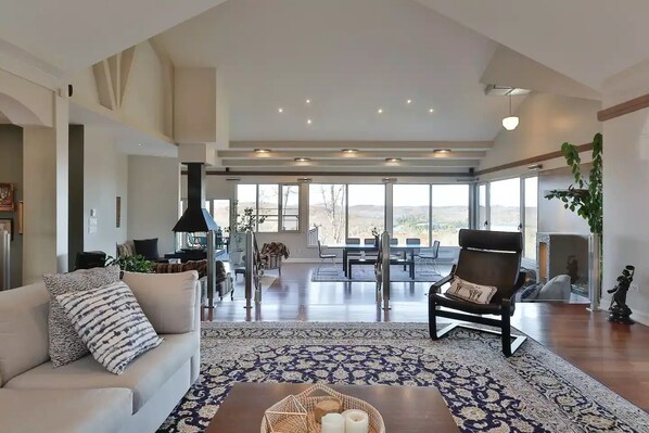 Smart TV, fireplace, ping pong