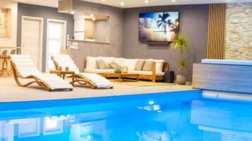 Een binnenzwembad en een verwarmd zwembad