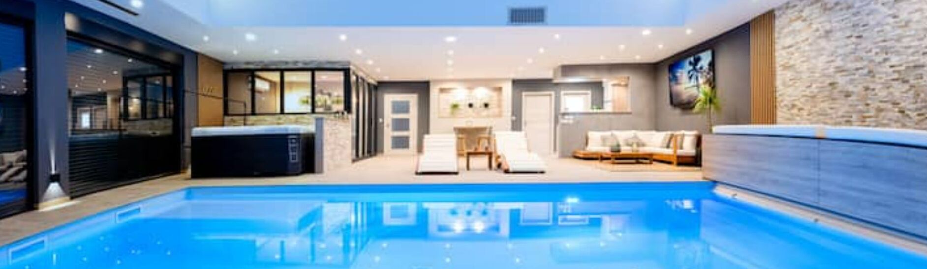 Een binnenzwembad, een verwarmd zwembad