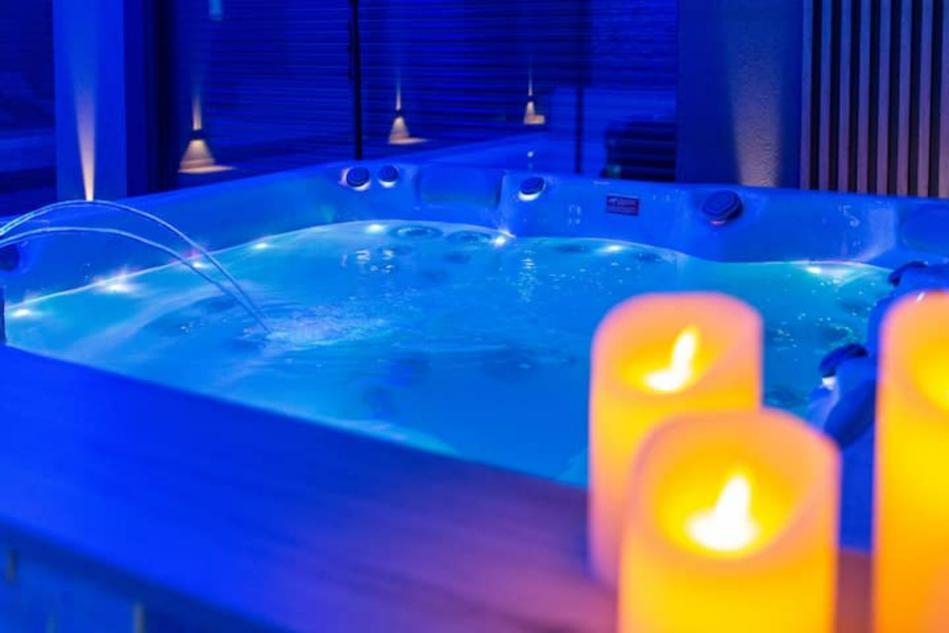 Uma banheira de hidromassagem com jatos e velas.