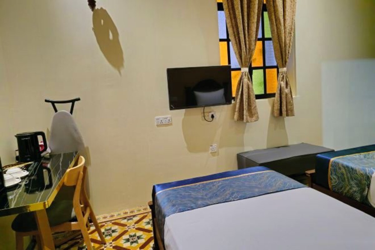 Iron/ironing board, WiFi (free), bed sheets