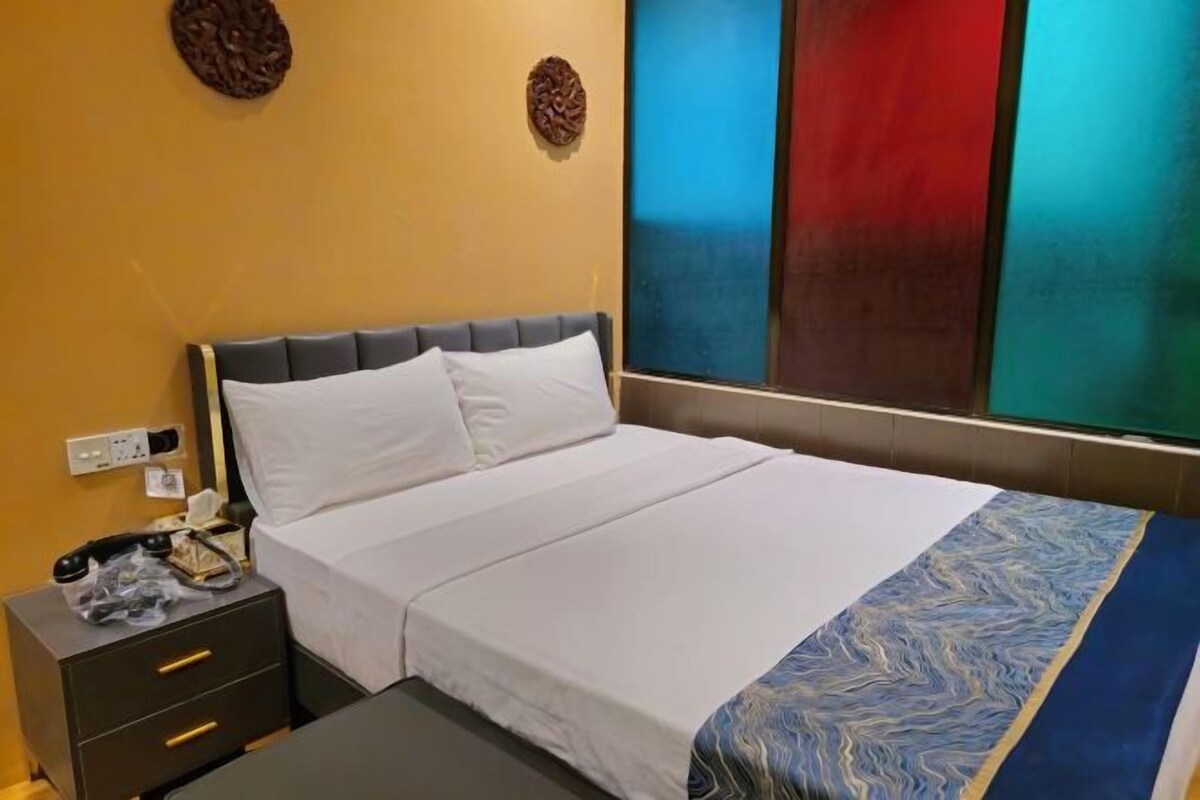Iron/ironing board, WiFi (free), bed sheets