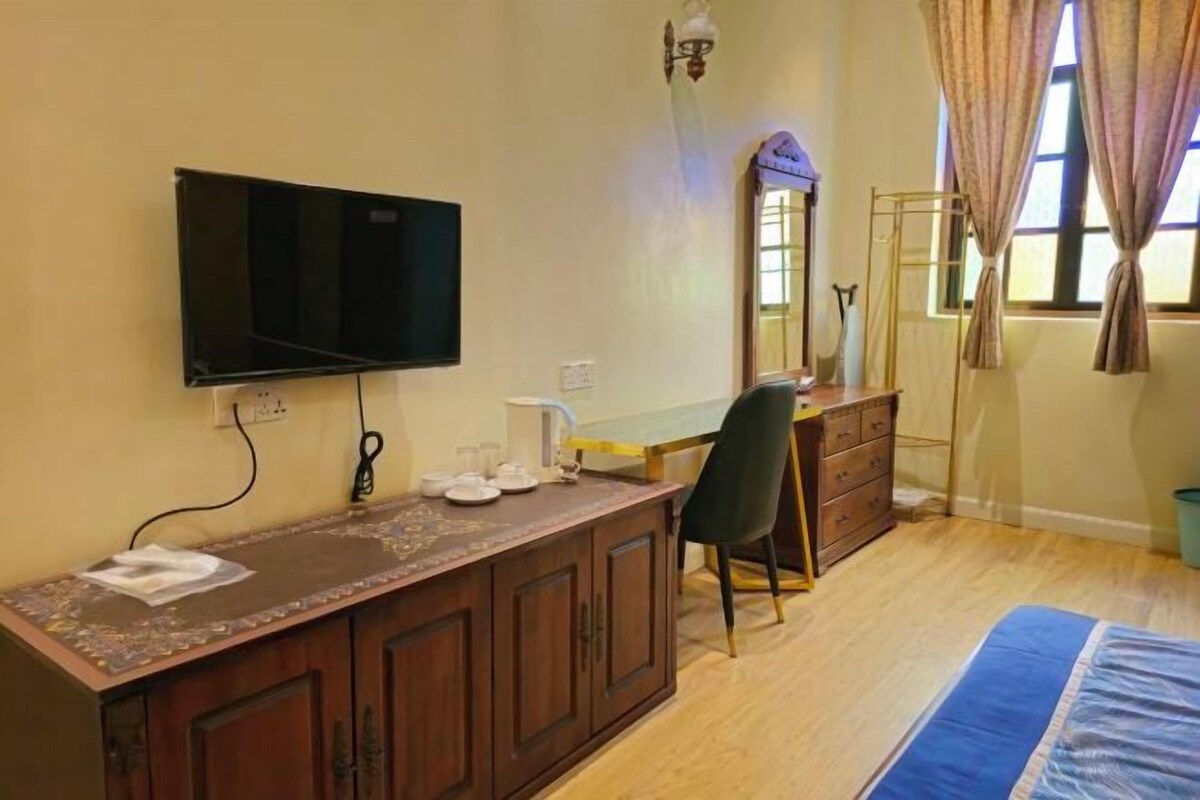 Iron/ironing board, WiFi (free), bed sheets