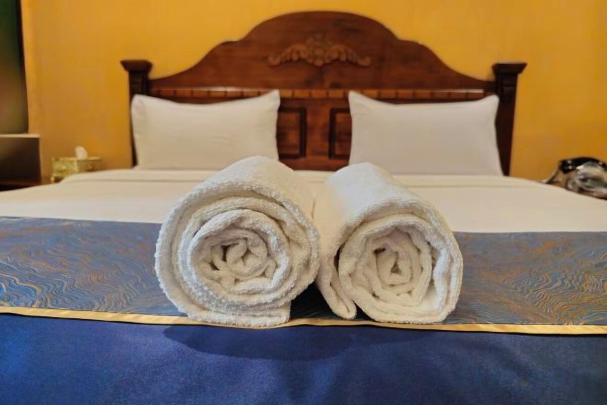Iron/ironing board, WiFi (free), bed sheets