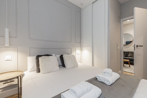 2 bedrooms, iron/ironing board, free WiFi, bed sheets - Waou Essence III Latina (Madrid)