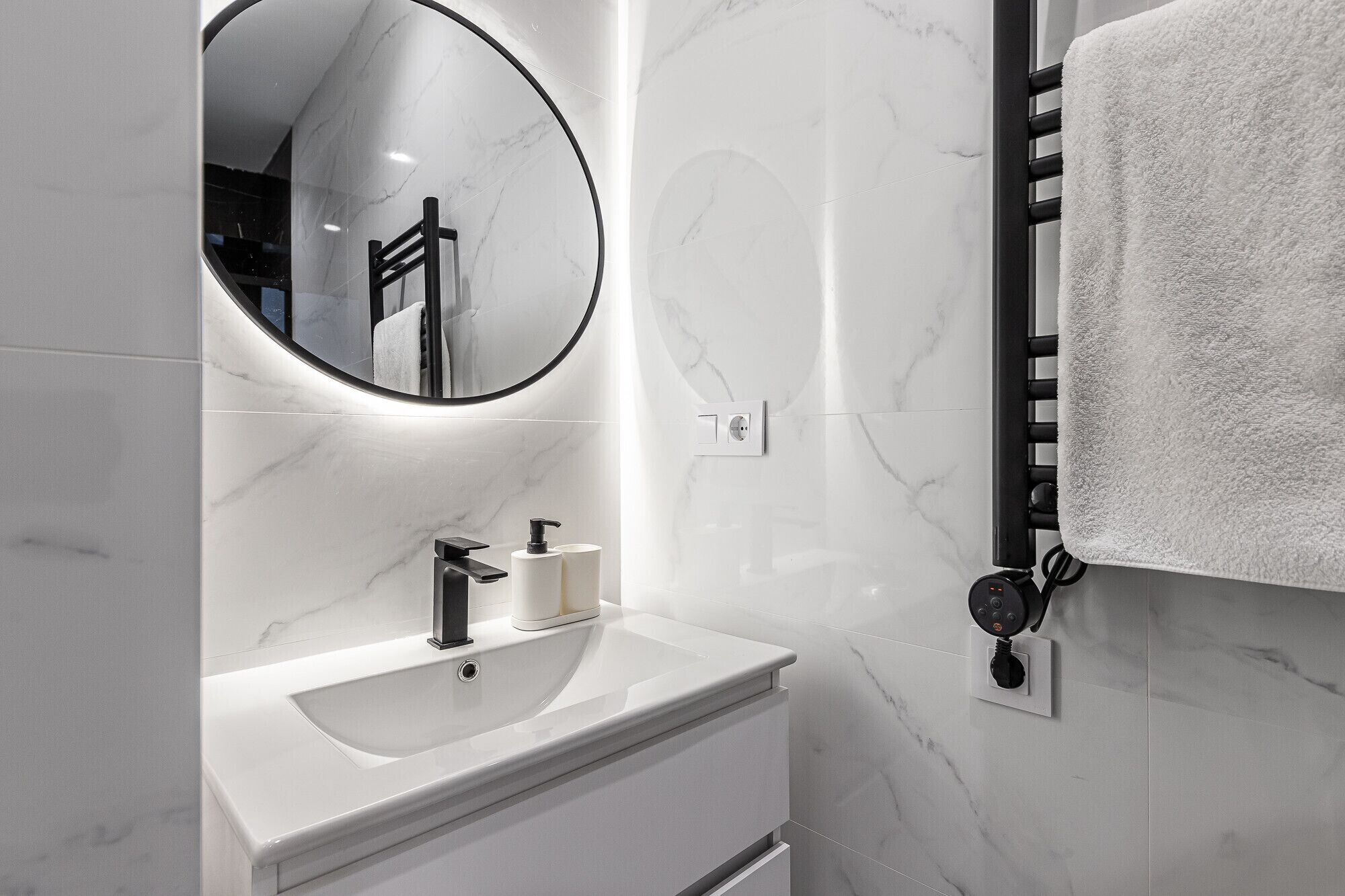 Regadera, secadora de cabello, toallas 