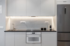 Réfrigérateur, micro-ondes, four, plaque de cuisson
