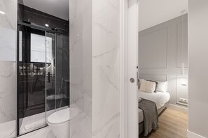 Shower, hair dryer, towels - Waou Essence III Latina (Madrid)