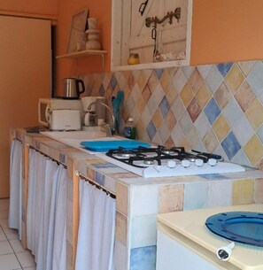 Frigorifero, microonde, piano cottura, macchina per tè/caffè