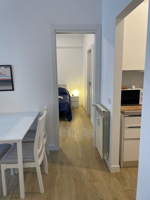 2 室のベッドルーム、デスク、WiFi、ベッドシーツ