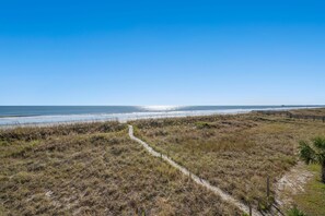 På stranden