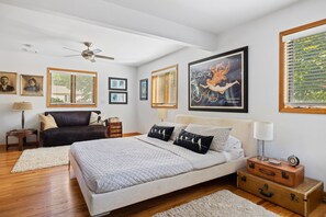 5 soverom, skrivebord, strykejern/-brett og reiseseng for barn