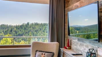 Superior-Apartment, Balkon, Bergblick | Betten mit Memory-Foam-Matratzen, Minibar, individuell dekoriert