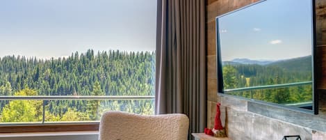 Apartamento superior, balcón, vistas a la montaña | 1 dormitorio, minibar, escritorio y cortinas opacas