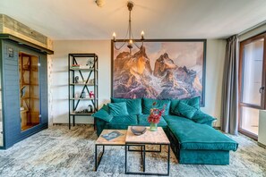 高级公寓, 阳台, 山景 | 迷你吧、办公桌、遮光窗帘、熨斗/熨板